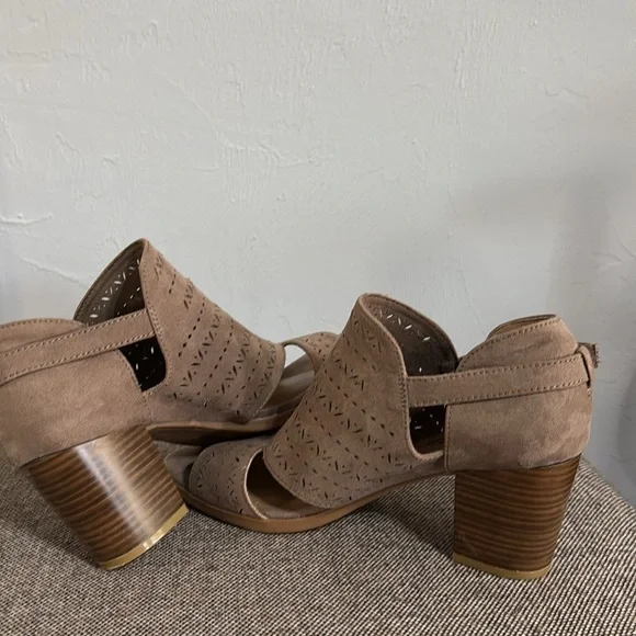 Dept. 222 tan suede heeled sandals , size 8 1/2. - Picture 4 of 15